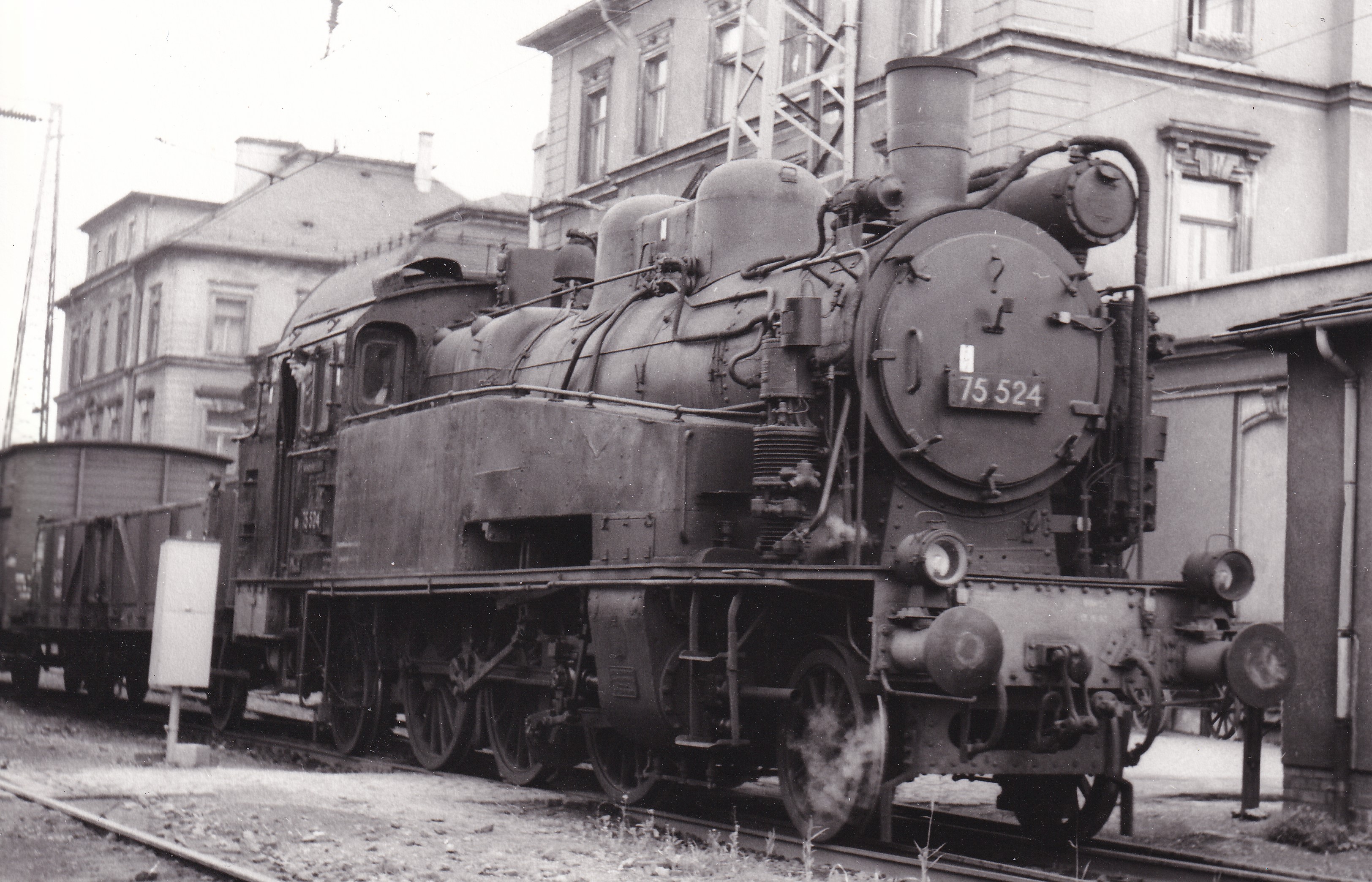 75 524 am 01.07.1963 im Bf Gößnitz Foto; Illner